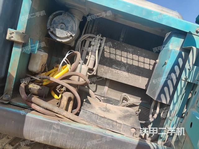 液压泵舱室正面整体（整机外观）