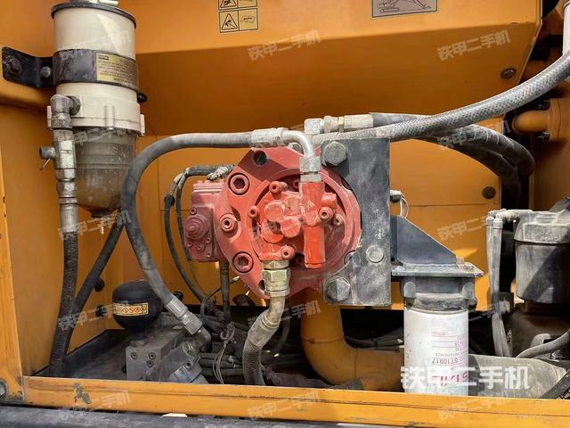 液压泵舱室正面整体（整机外观）