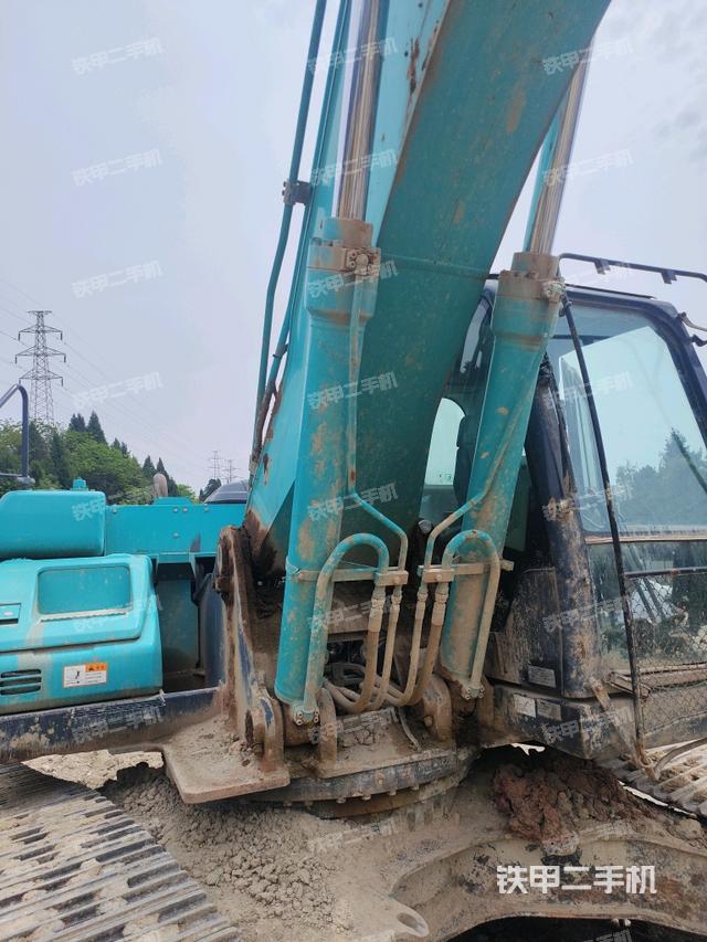 大臂油缸整体 竖拍（工作和回转装置）