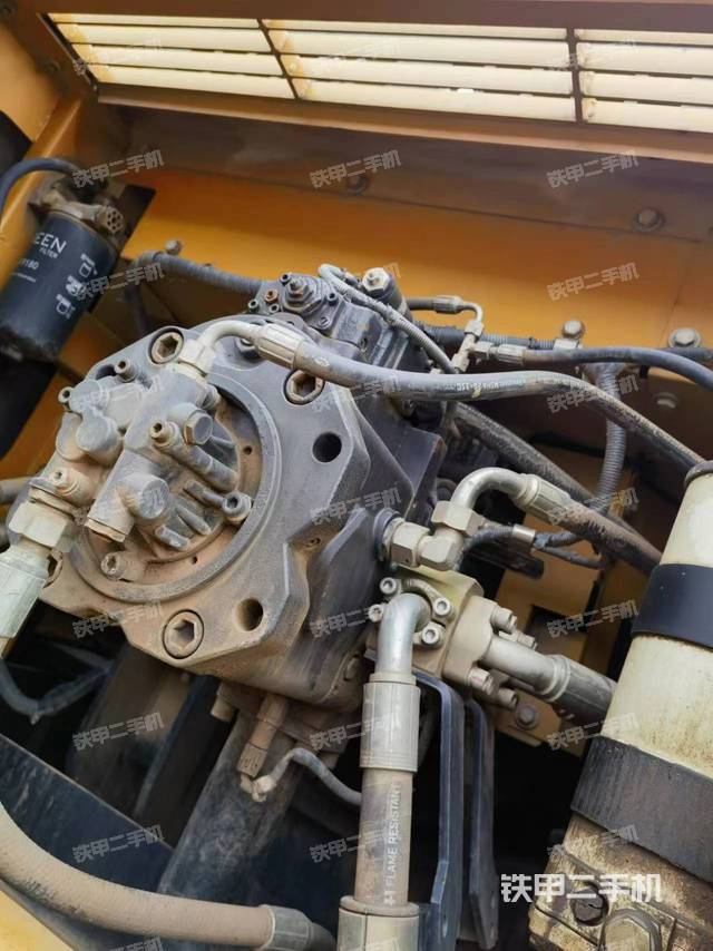 液压泵舱室正面整体（整机外观）