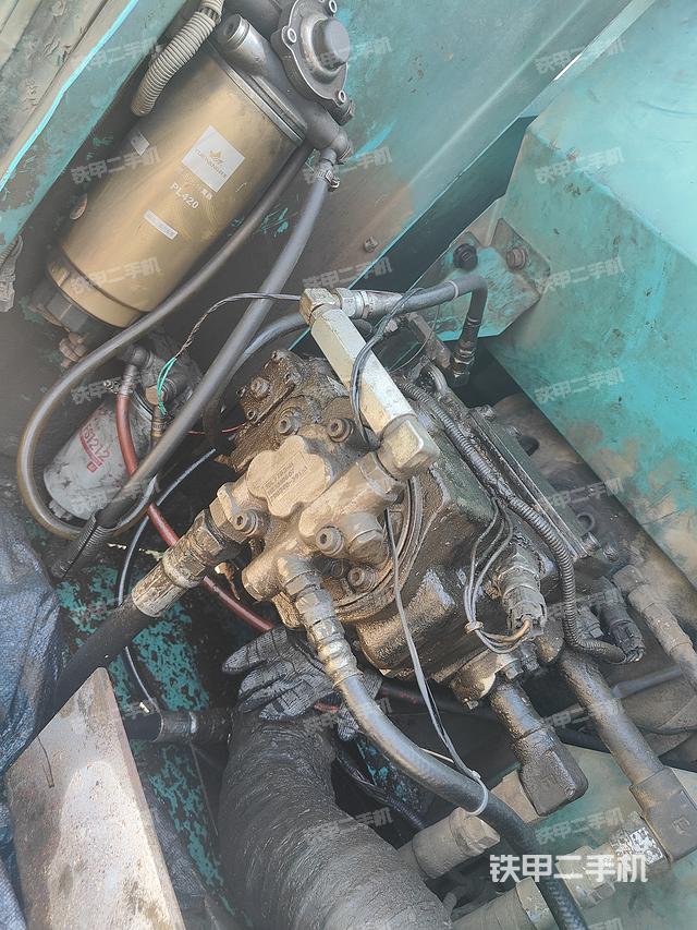 液压泵舱室正面整体（整机外观）