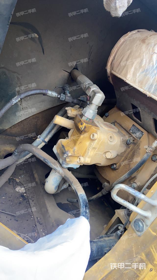 液压泵舱室正面整体（整机外观）