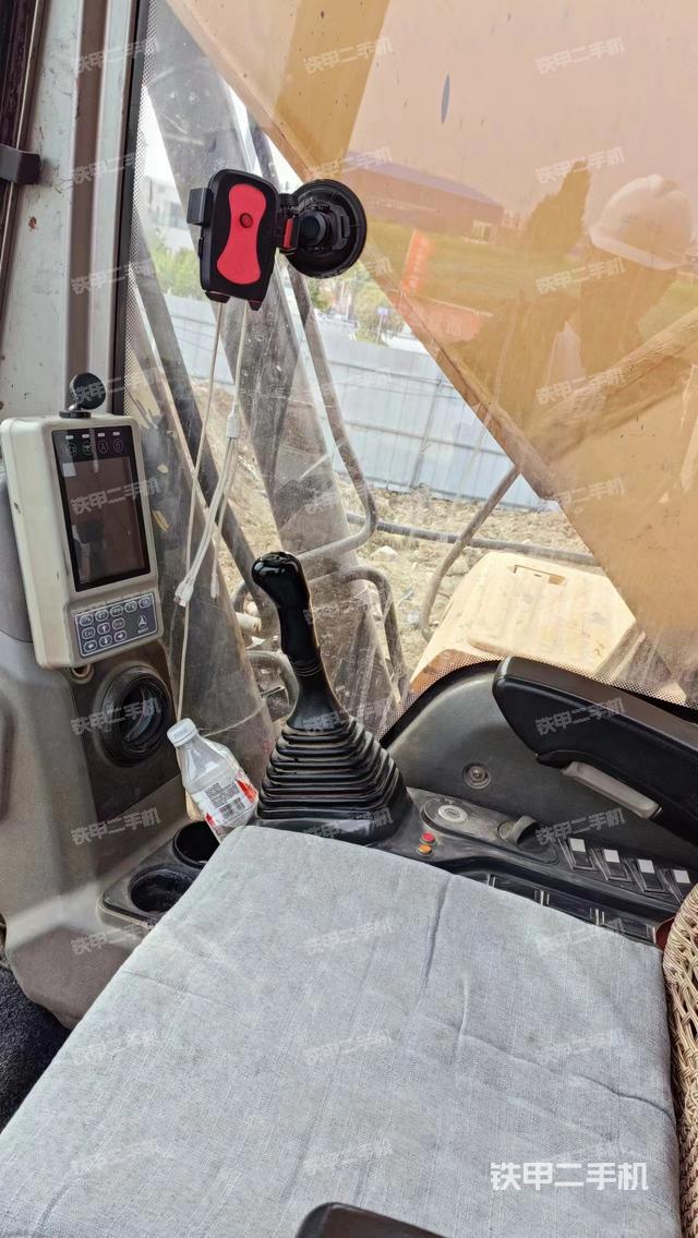 驾驶室顶部（整机外观）