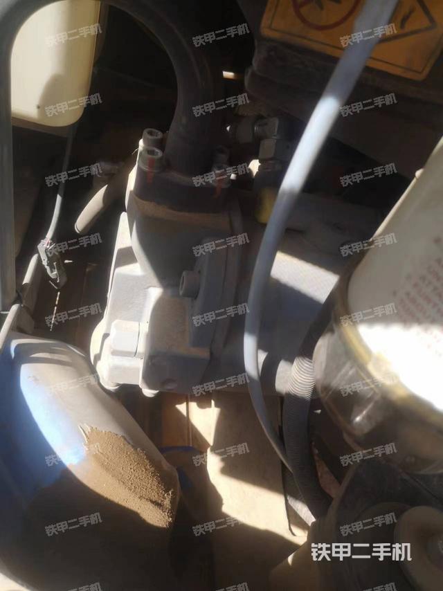 液压泵舱室正面整体（整机外观）