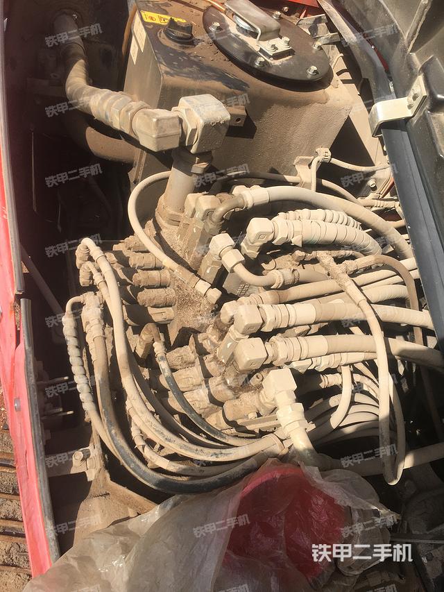 液压泵舱室正面整体（整机外观）