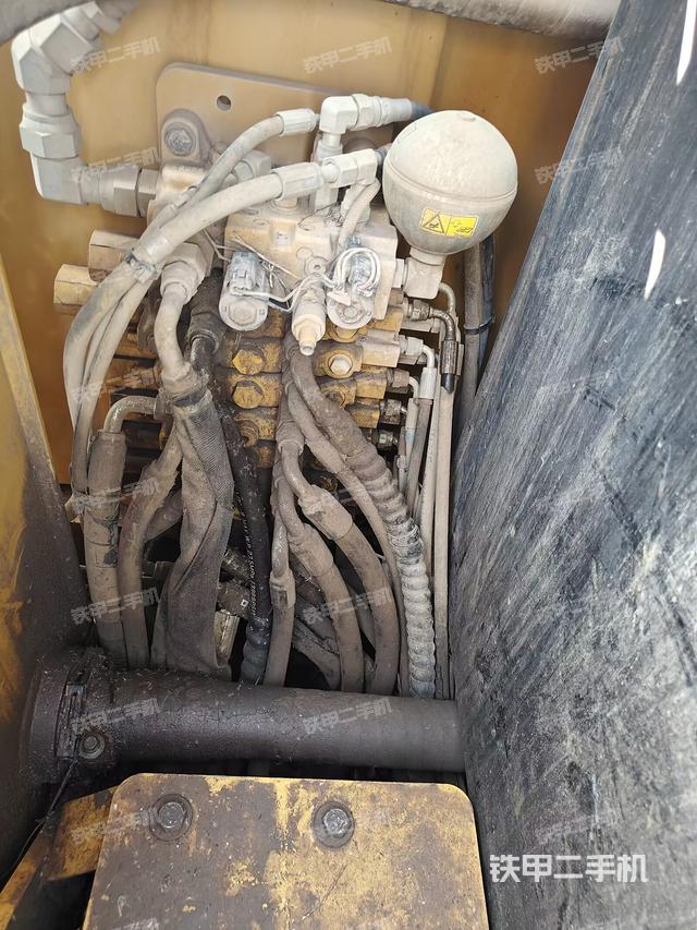 回转马达和主控阀（整机外观）