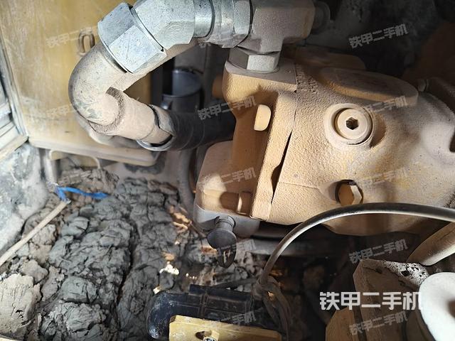 液压泵舱室正面整体（整机外观）