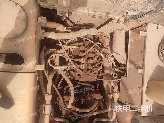 回转马达和主控阀（整机外观）