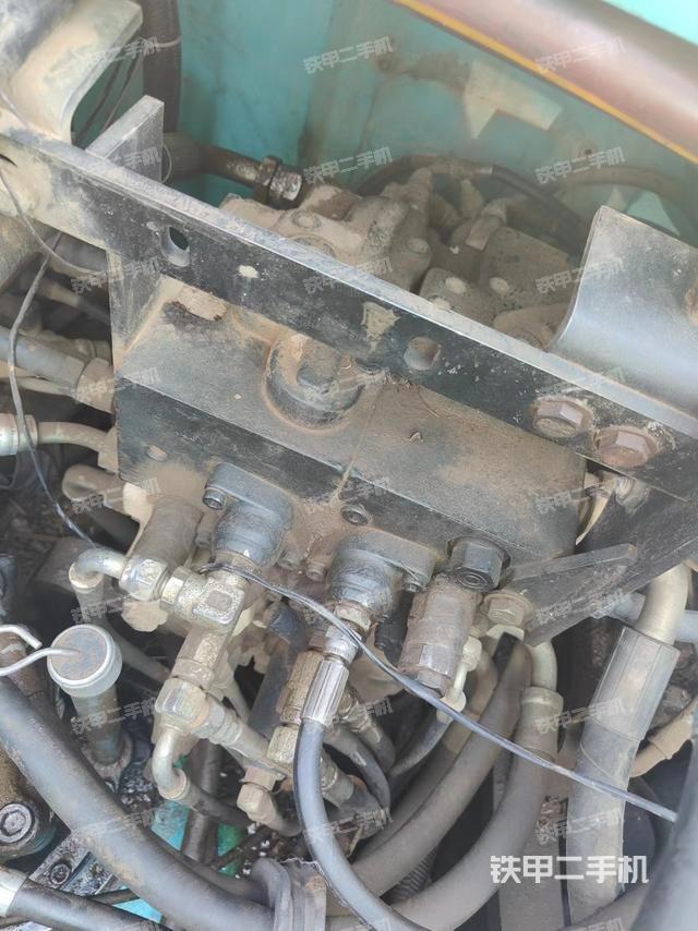 回转马达和主控阀（整机外观）