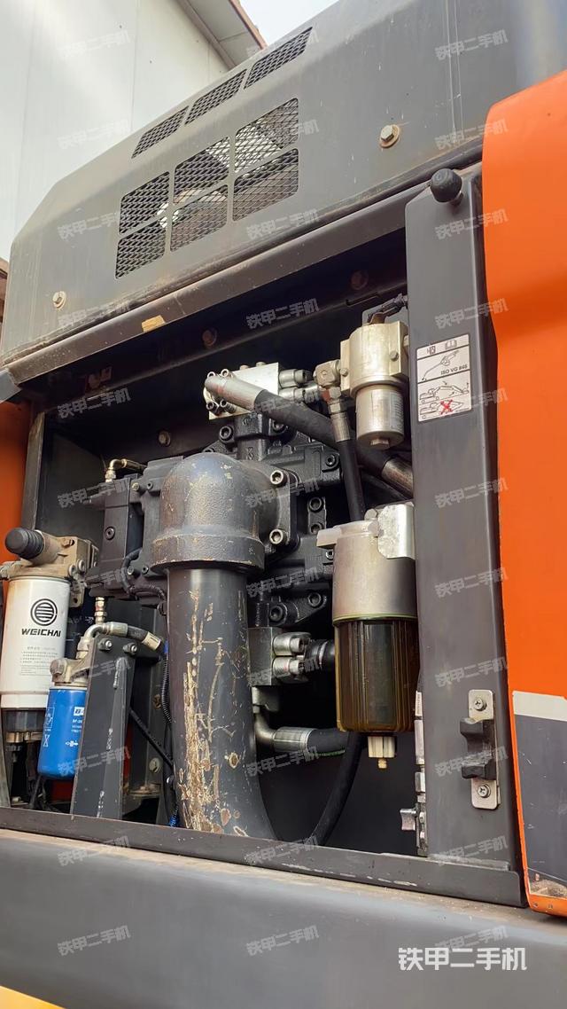 液压泵舱室正面整体（整机外观）