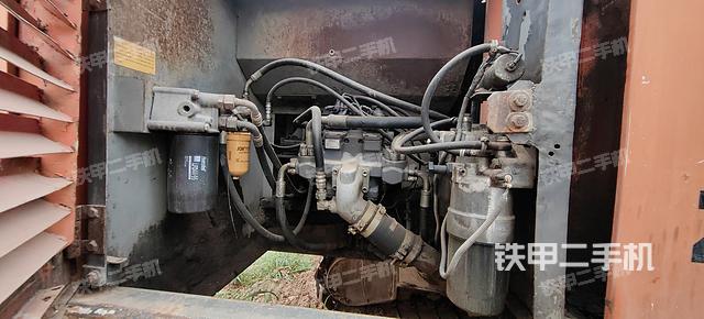 液压泵舱室正面整体（整机外观）