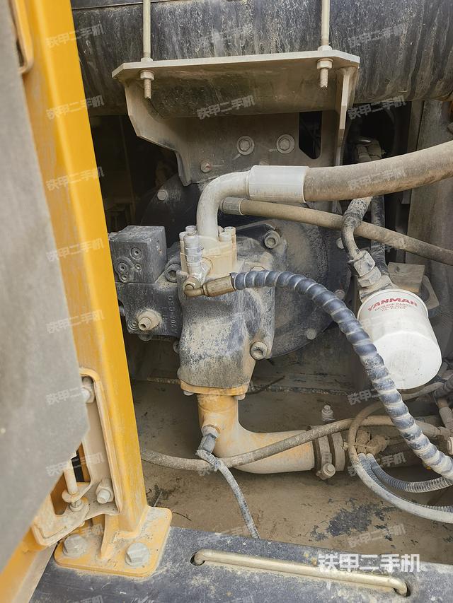 液压泵舱室正面整体（整机外观）