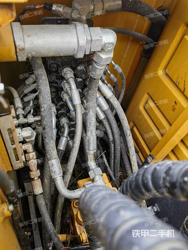 回转马达和主控阀（整机外观）