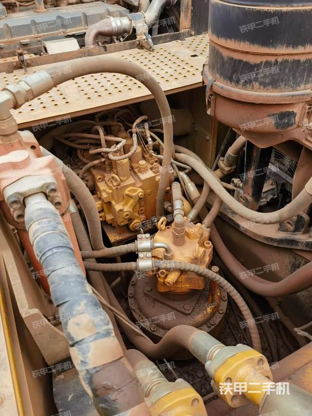 回转马达和主控阀（整机外观）