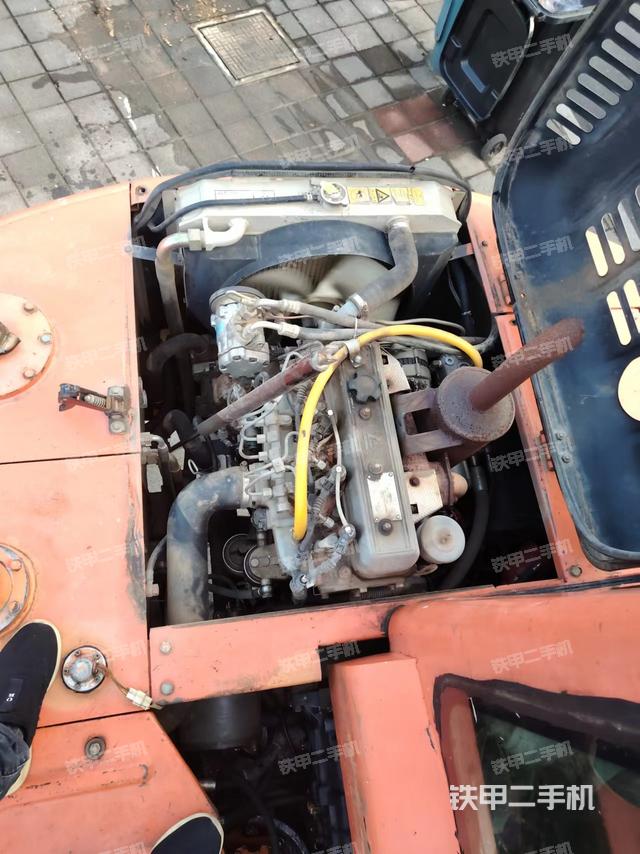 液压泵舱室正面整体（整机外观）