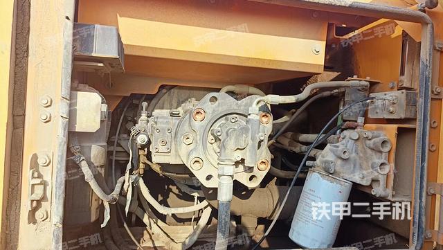 液压泵舱室正面整体（整机外观）