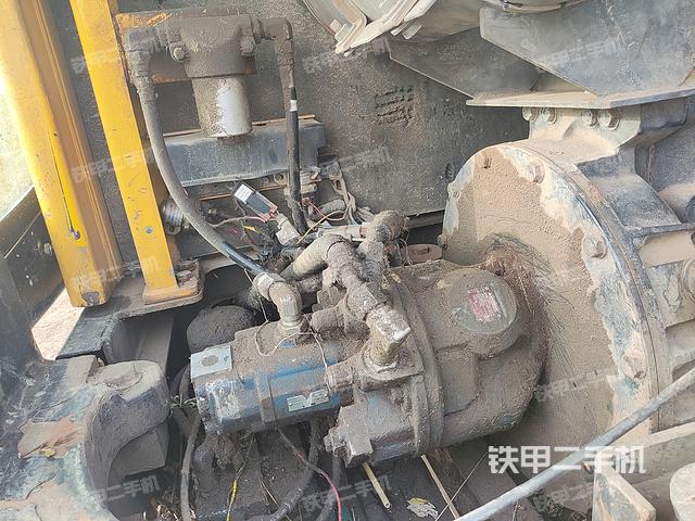 液压泵舱室正面整体（整机外观）