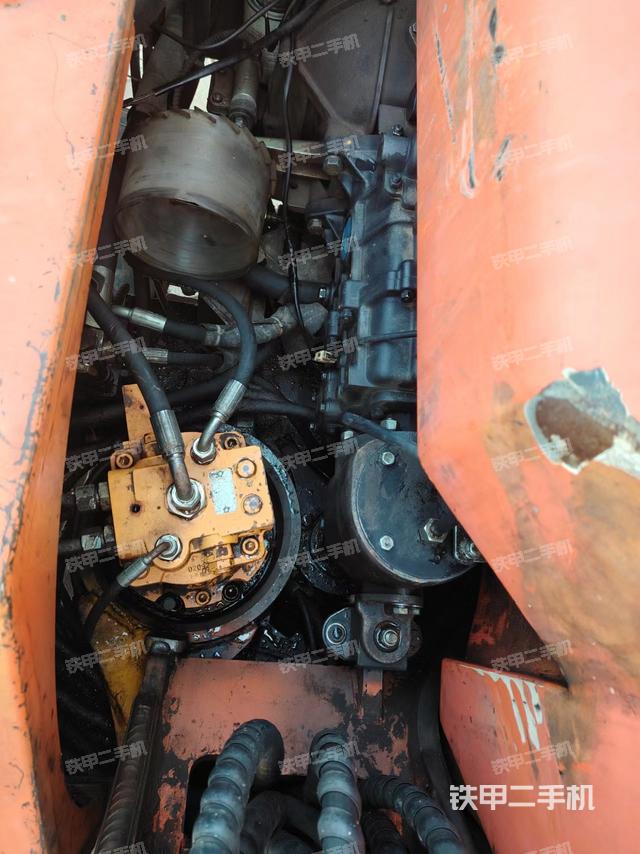 回转马达和主控阀（整机外观）