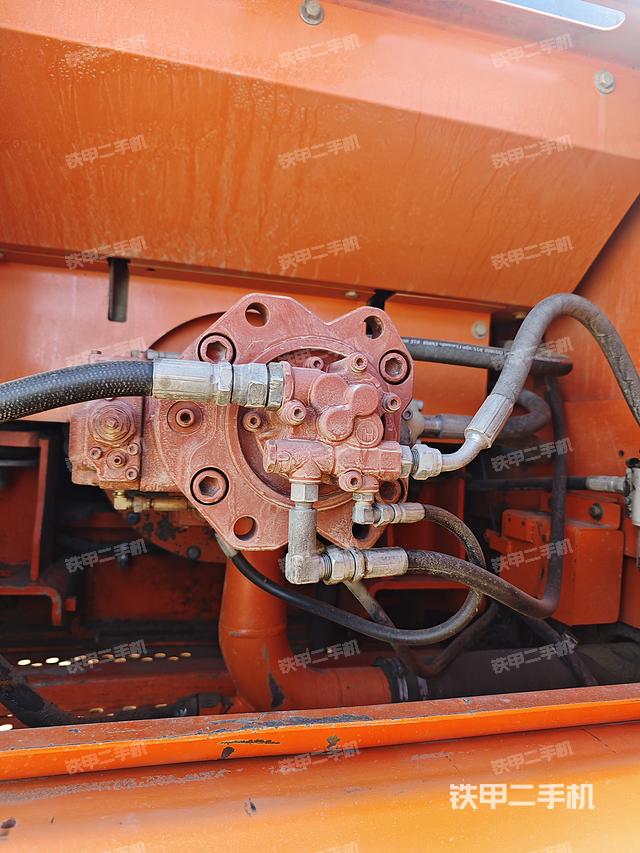 液压泵舱室正面整体（整机外观）