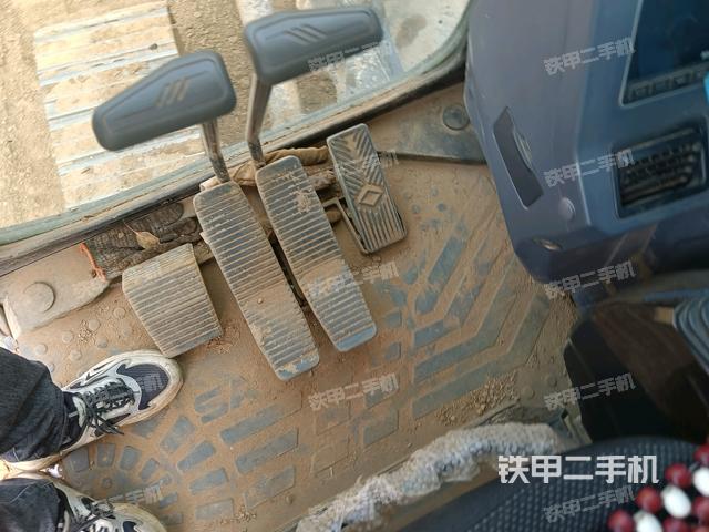 行走控制手柄和踏板?俯拍(駕駛室部分) 行走控制手柄和踏板?俯拍(駕駛室部分)