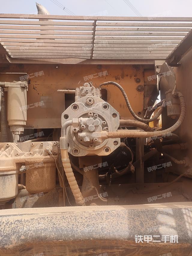 液压泵舱室正面整体（整机外观）