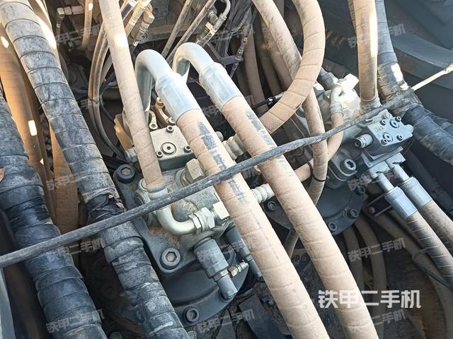 回转马达和主控阀（整机外观）