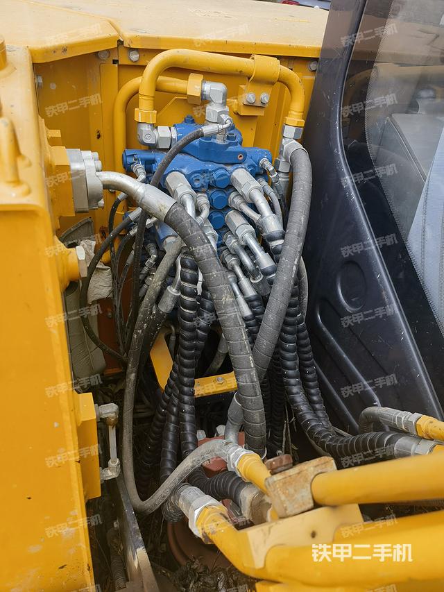 回转马达和主控阀（整机外观）