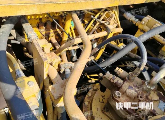 回转马达和主控阀（整机外观）