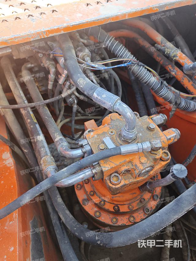 回转马达和主控阀（整机外观）