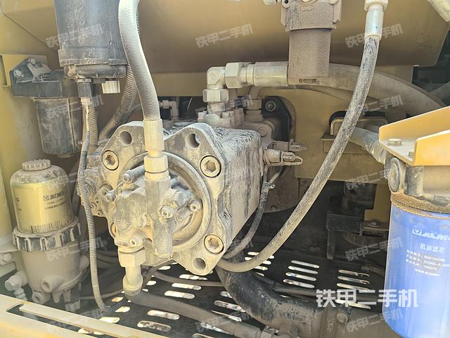 液压泵舱室正面整体（整机外观）