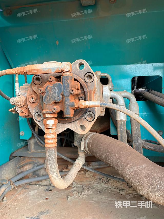 液压泵舱室正面整体（整机外观）