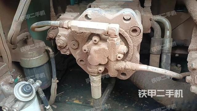 液压泵舱室正面整体（整机外观）