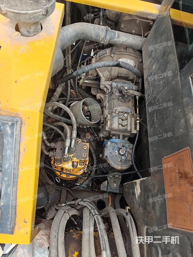 回转马达和主控阀（整机外观）