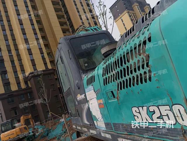 驾驶室顶部（整机外观）