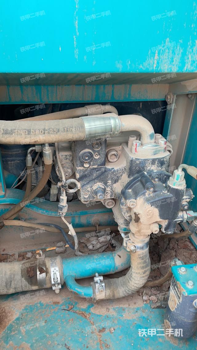 液压泵舱室正面整体（整机外观）