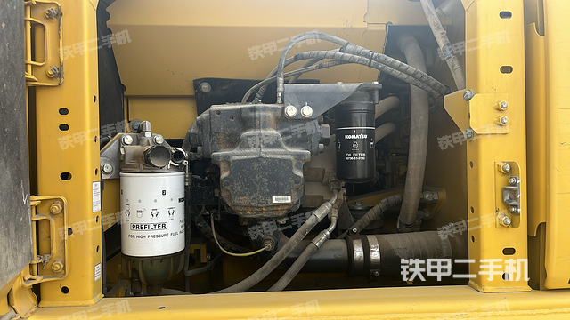 液压泵舱室正面整体（整机外观）