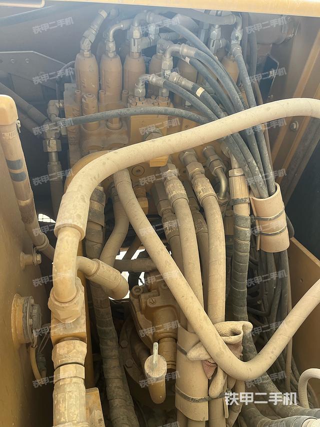 回转马达和主控阀（整机外观）