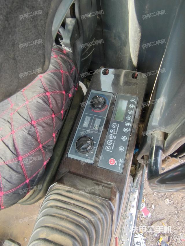座椅右側控制臺/鑰匙門/油門/含右手柄（駕駛室部分）