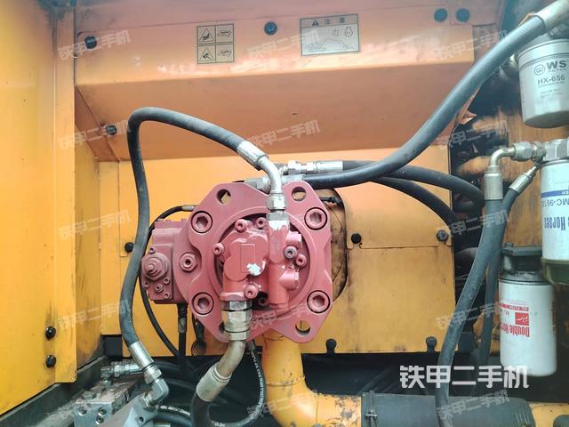 液压泵舱室正面整体（整机外观）