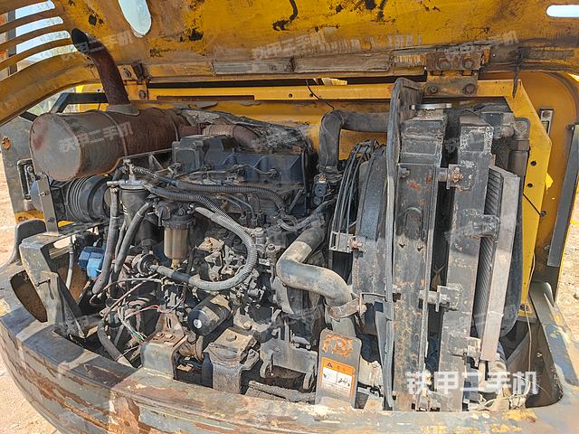 液压泵舱室正面整体（整机外观）