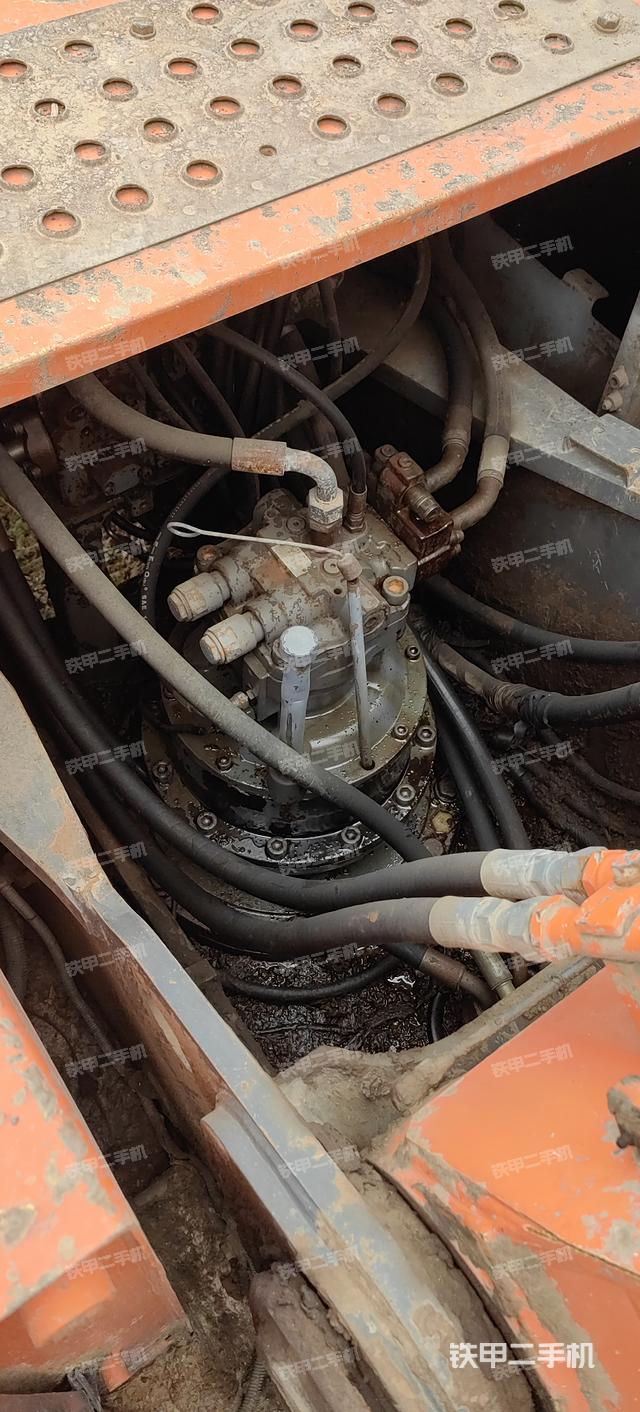 回转马达和主控阀（整机外观）