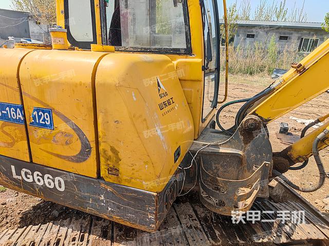 驾驶室顶部（整机外观）