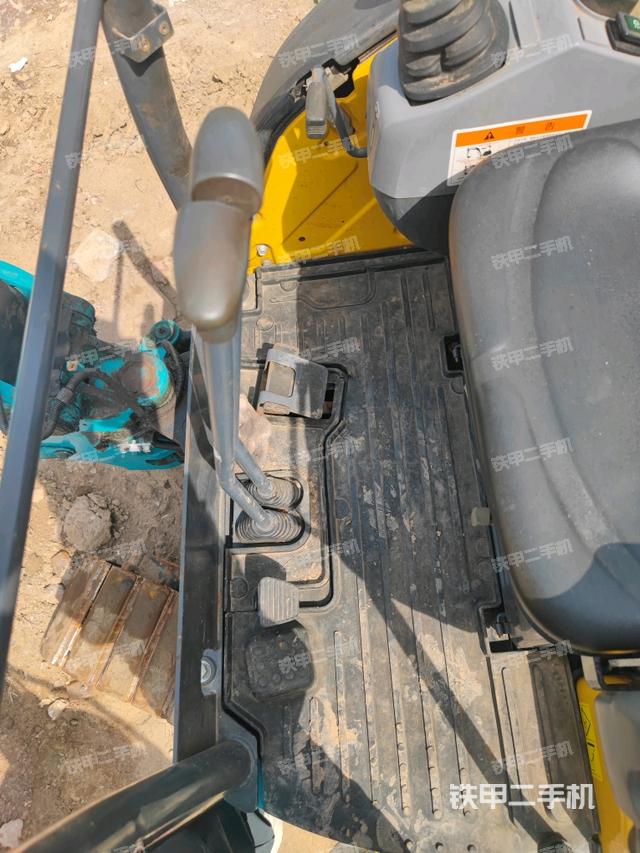 行走控制手柄和踏板?俯拍（駕駛室部分）