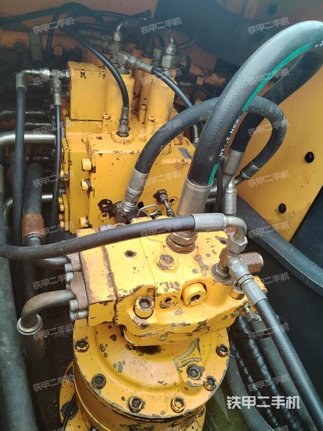 回转马达和主控阀（整机外观）