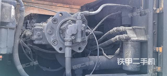 液压泵舱室正面整体（整机外观）