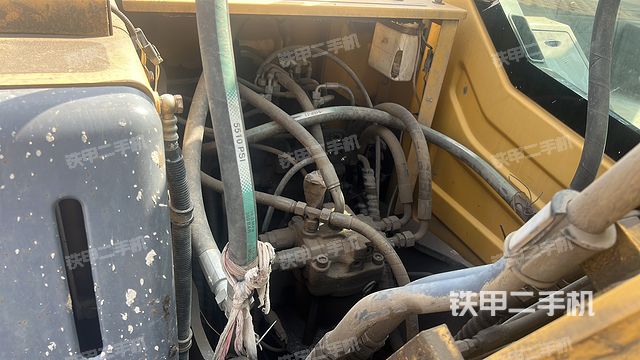 回转马达和主控阀（整机外观）