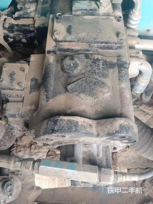 液压泵舱室正面整体（整机外观）