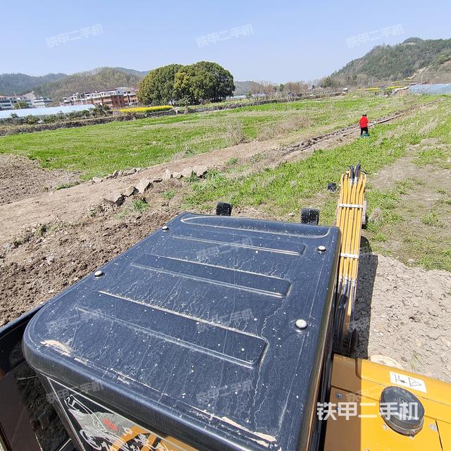 驾驶室顶部（整机外观）