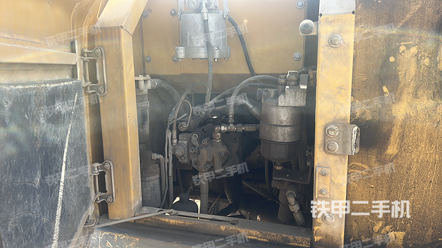 液压泵舱室正面整体（整机外观）