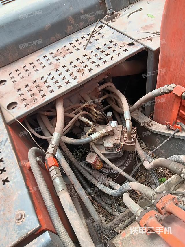 回转马达和主控阀（整机外观）